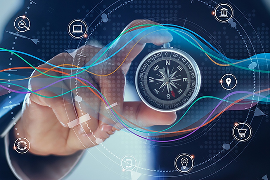 mano che tiene una bussola 