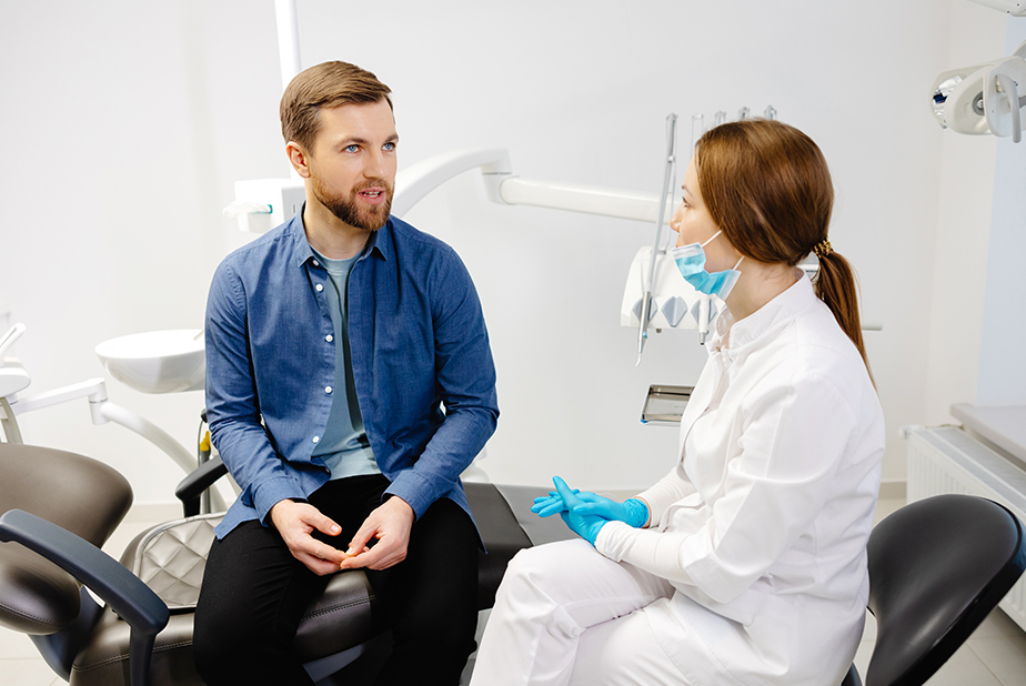 Igienista che comunica con il paziente