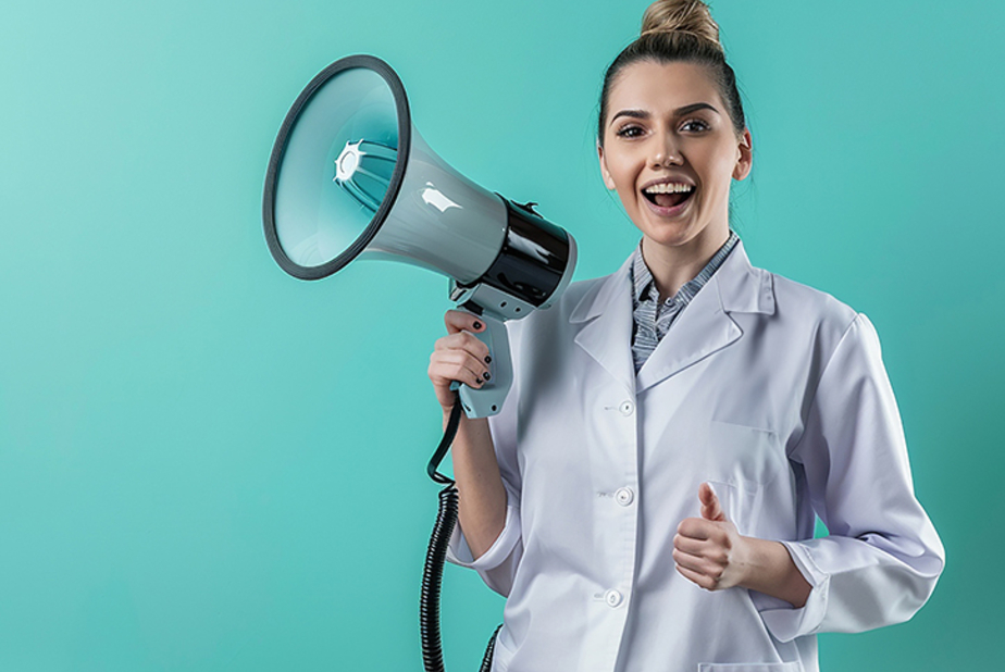 ASO con megafono in mano