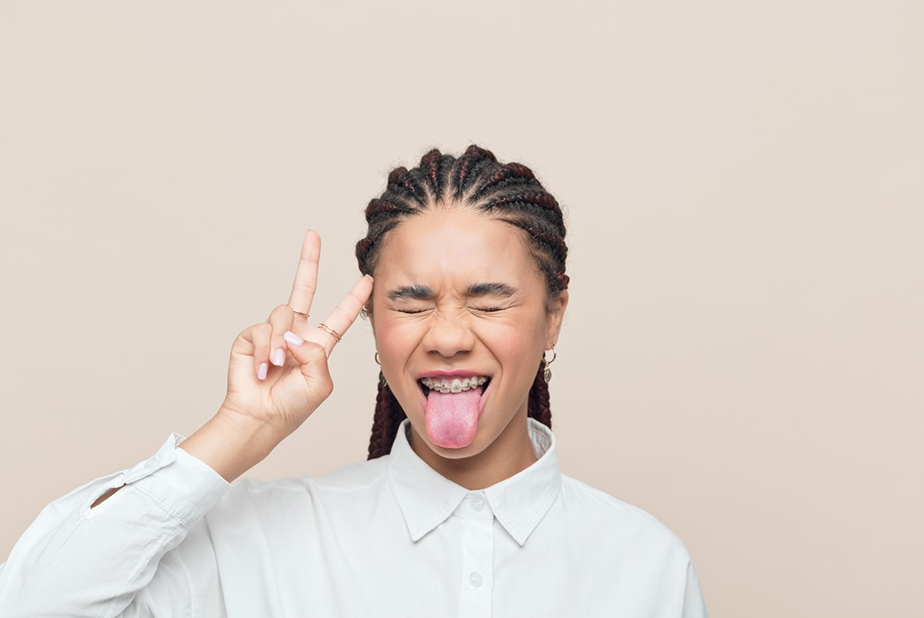 Ragazza con apparecchio 