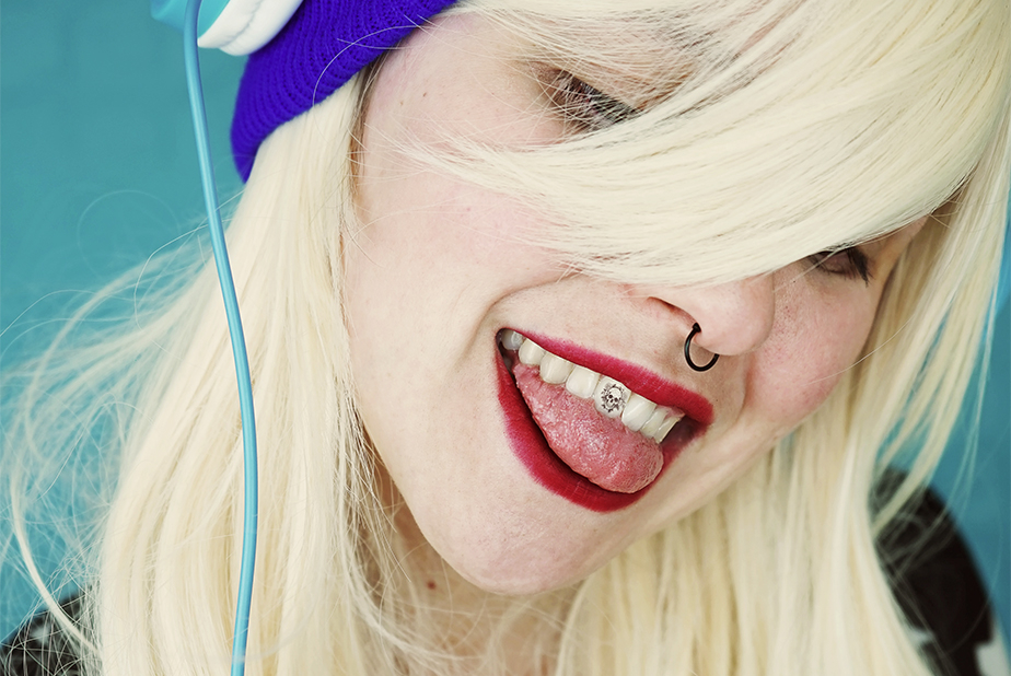 Primo piano di ragazza con tatuaggio dentale