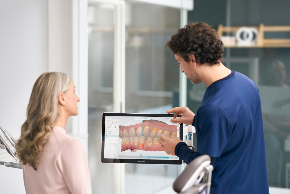 Paziente con professionista che utilizza TRIOS Dx Plus