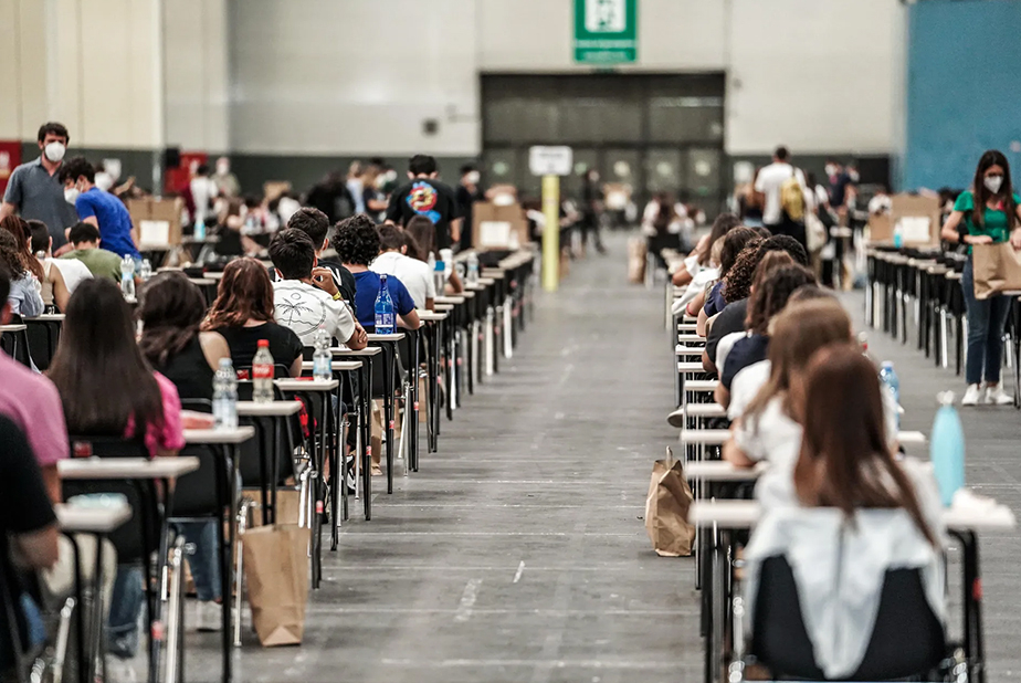 Studenti seduti ai banchi per esame