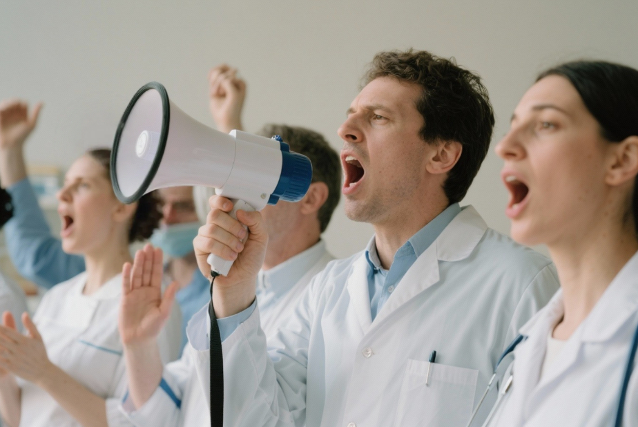 Medici con megafono