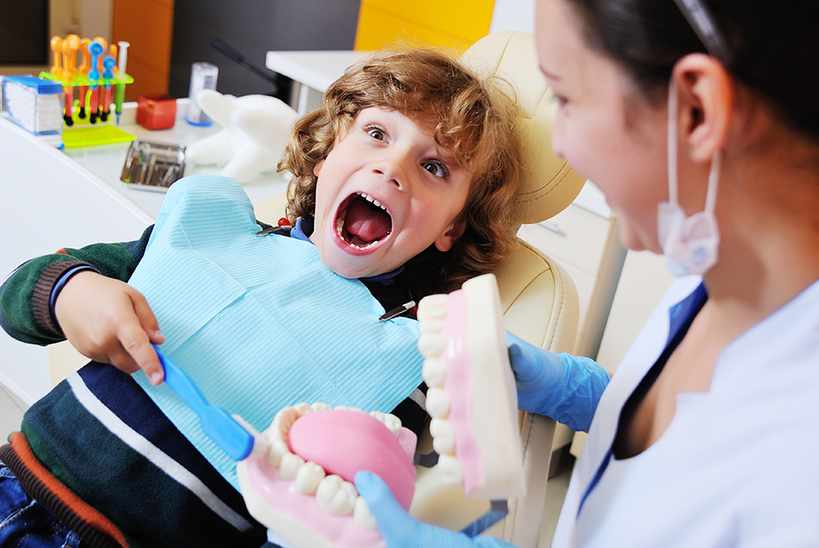 bambino in visita dal dentista