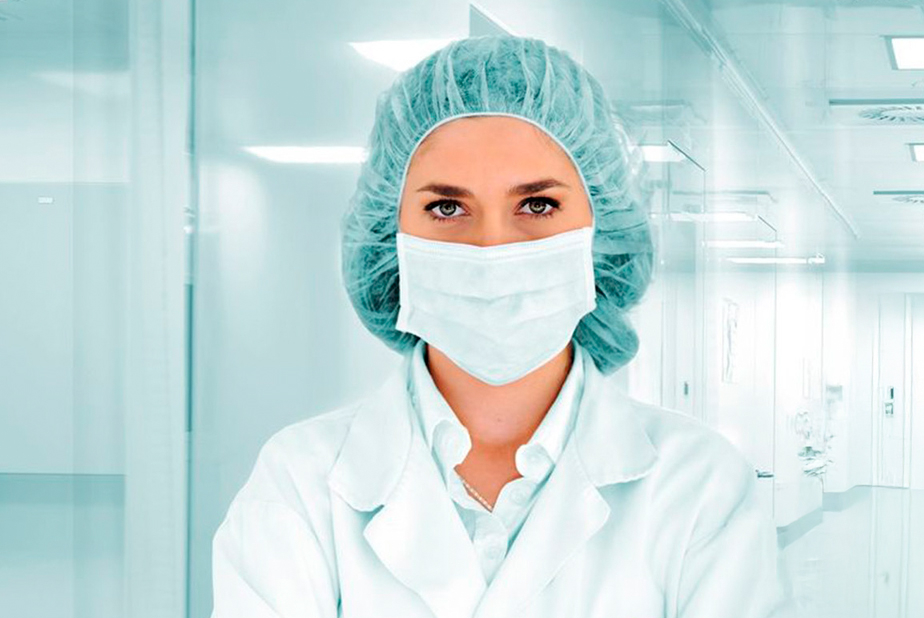 Medico con mascherina e cuffia