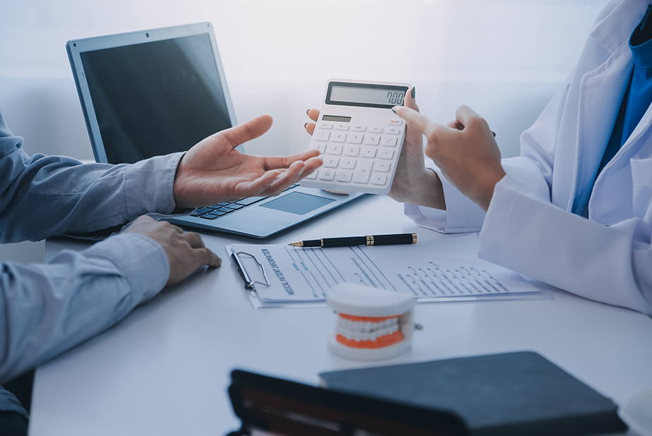 medico che parla con paziente