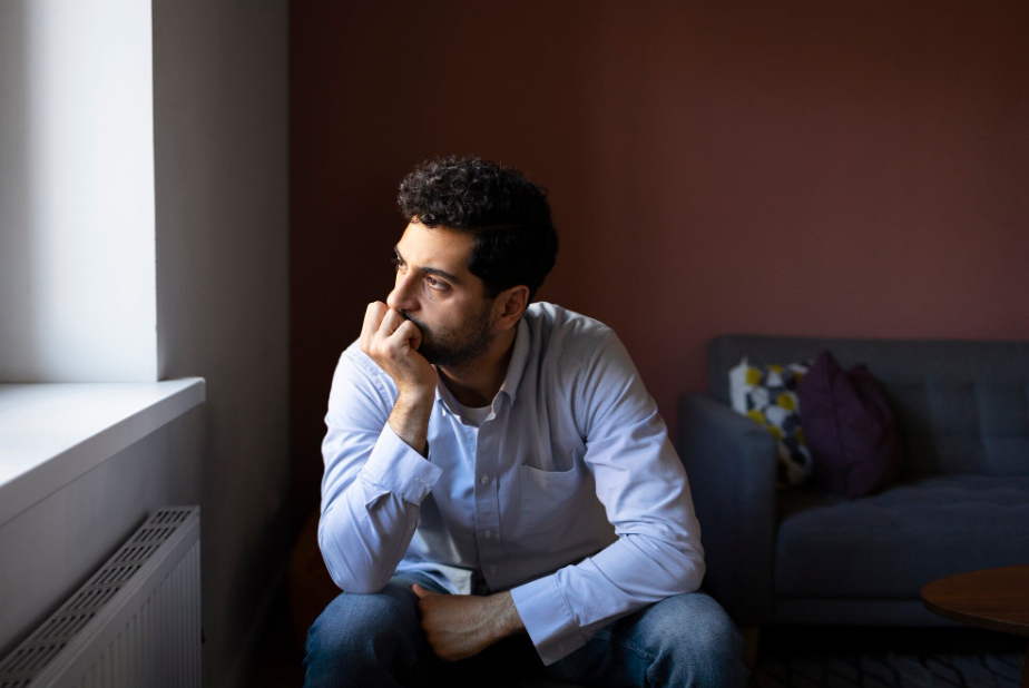 uomo che guarda fuori dalla finestra