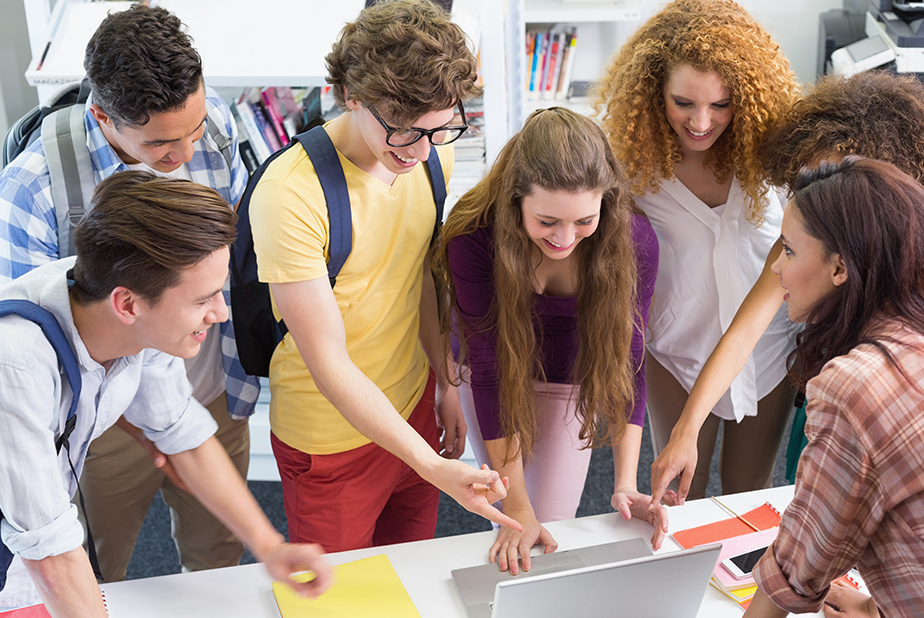 Ragazzi che fanno formazione sulla salute orale