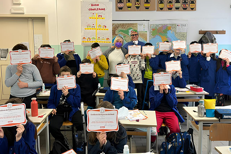Bambini con attestato di completamento del corso tenuto da Rotary Tolentino