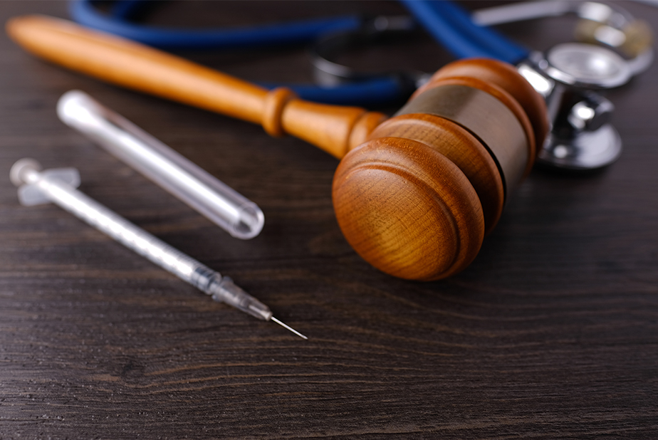 Strumenti medici con martello da giudice