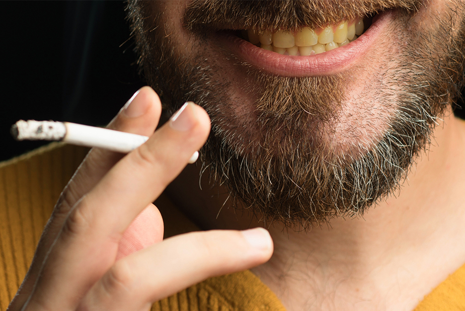 primo piano di bocca di fumatore
