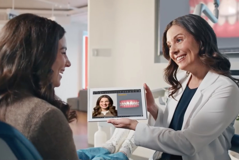 Medico Invisalign che mostra a paziente ClinCheck Live Plan
