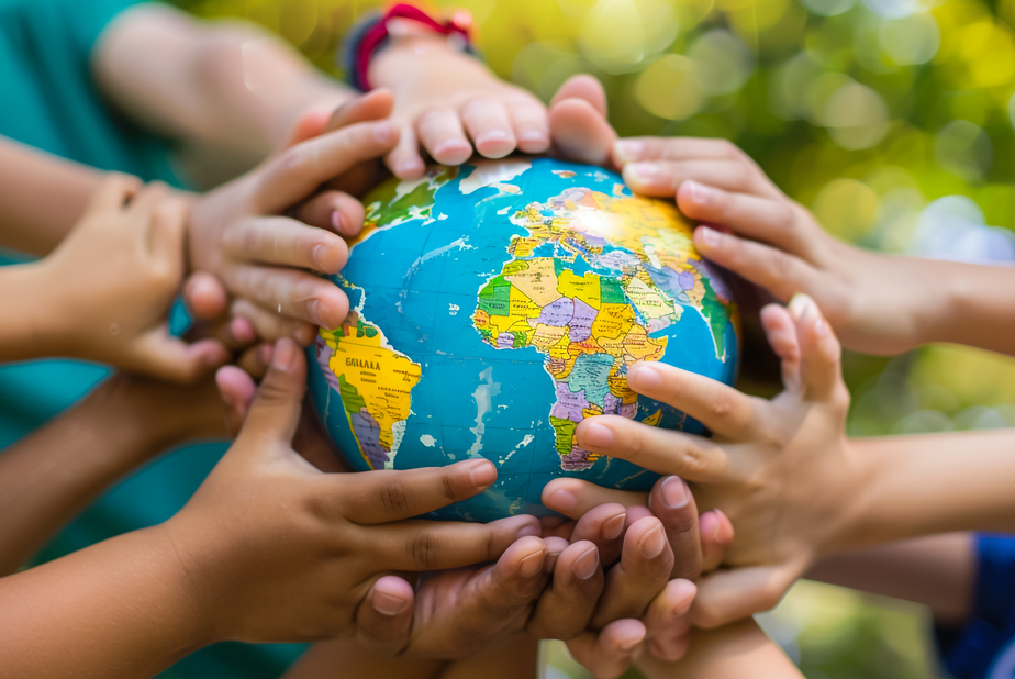 Mani di bambini su mappamondo